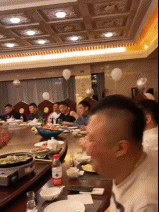 酒店超级大的饭桌-搞笑gif动态图片-izike