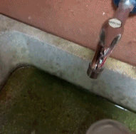 非常神奇会吸水的水龙头-搞笑gif动态图片-izike