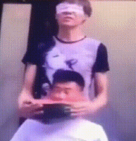 盲目且被迫gif搞笑图片