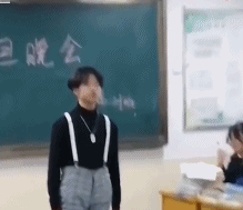 元旦晚会男人模仿蔡徐坤才艺展示-帅哥动态图片-gif动态图-izike