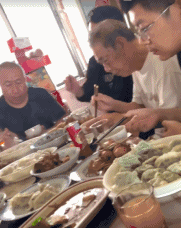 你看他吃饭的样子多像树懒-搞笑gif动态图片-izike