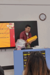 神仙老师上课给学生刮刮乐-搞笑gif动态图片-izike