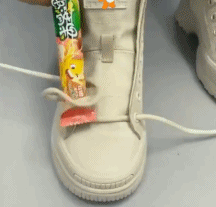 绑鞋带的小妙招gif搞笑图片