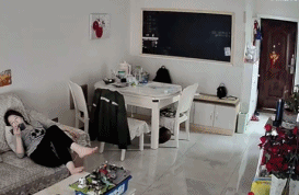 男孩在妈妈面前可以不坚强-帅哥动态图片-gif动态图-izike