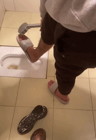 喝醉了回家洗脚gif搞笑图片