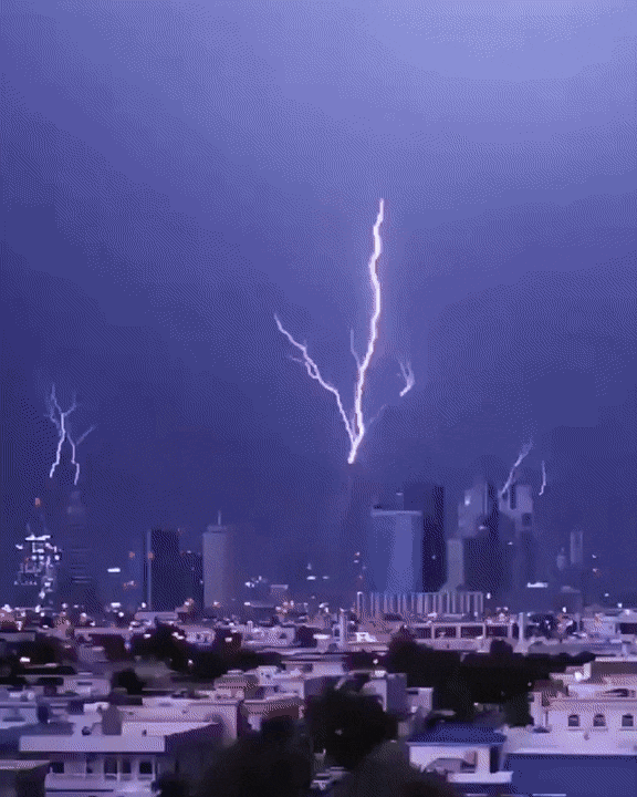 避雷针奇景-搞笑gif动态图片 - izike-izike