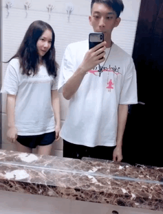 想不想和你最爱的人一起这样玩-搞笑gif动态图片-izike