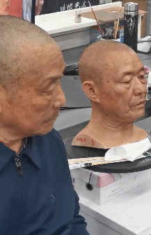 看到自己的雕塑 心情复杂-搞笑gif动态图片-izike