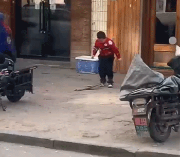 再也不敢调皮了-搞笑gif动态图片 - izike-izike