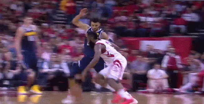 比赛次节,哈登晃倒掘金球员穆雷,后撤步三分命中.