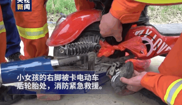 3分钟横穿马路13次,"熊孩子"被撞飞…这些事,家长一定要注意-新浪汽车