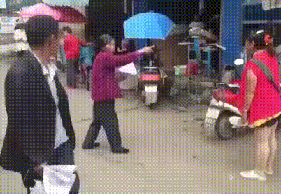 大妈打架靠比舞决胜负-搞笑gif动态图片-izike