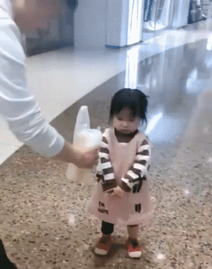 不管年龄如何,女孩生气模样总是相似的-美女动态图片-gif动态图-izike
